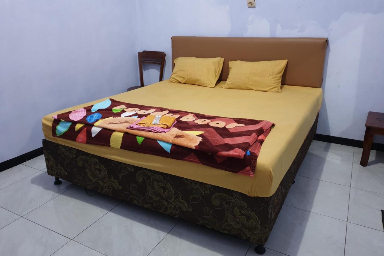 Oyo 90328 Penginapan A3 Probolinggo Exterior foto